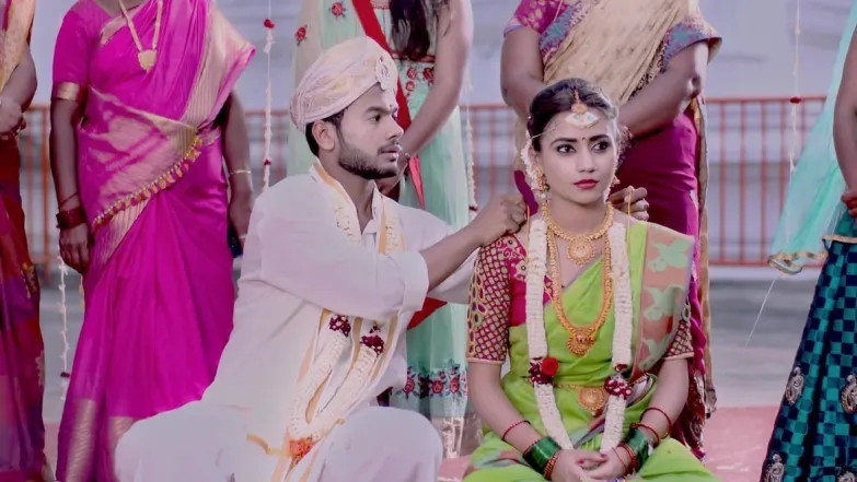 Paarvathi Comes Forward to Help Akhila - Paaru Episode 2